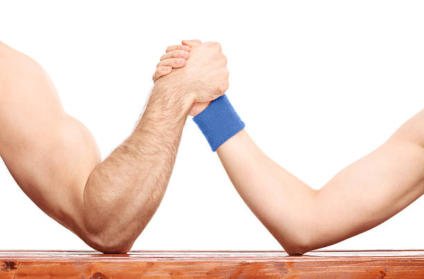 braço de ferro entre um braço muscular e nadar um - wrestling sport two people people imagens e fotografias de stock