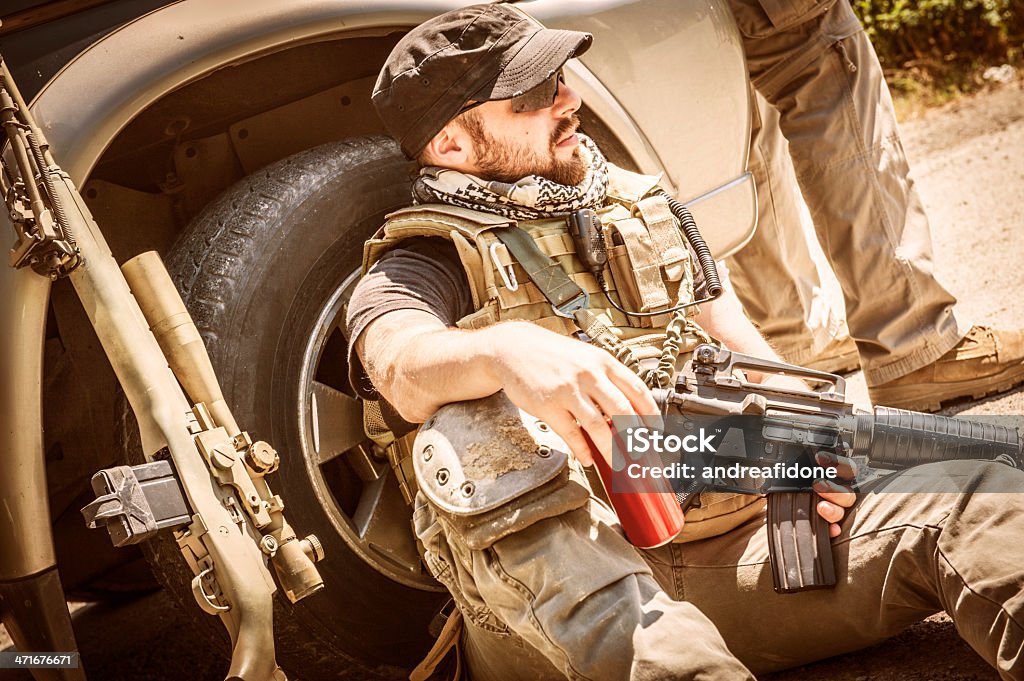 Retrato de moderno soldado mercantis de estar, área de espera e bebidas - Foto de stock de Adulto royalty-free