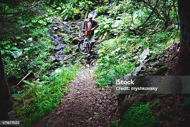 Ciclista Di Mountain Bike E Attraversare Il Fiume - Fotografie stock e altre immagini di 20-24 anni - 20-24 anni, Acqua, Adulto