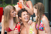 freunde-trinken-cocktail-in-der-pool-bar.jpg?b=1&s=170x170&k=20&c=VrNcS31530W6womL5fhjq1_OtOn1PreNzlXzpyLRx0M=