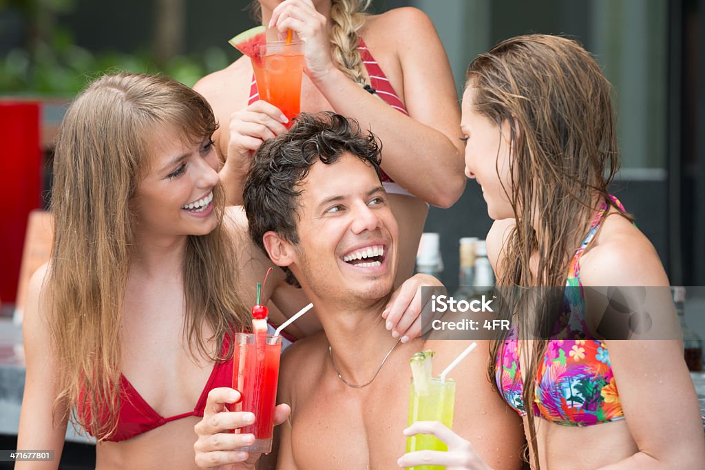 Amigos bebiendo cócteles en el Bar de la piscina - Foto de stock de 20 a 29 años libre de derechos