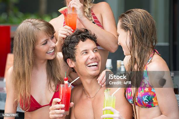 Amigos Bebiendo Cócteles En El Bar De La Piscina Foto de stock y más banco de imágenes de 20 a 29 años - 20 a 29 años, 20-24 años, Actividad al aire libre