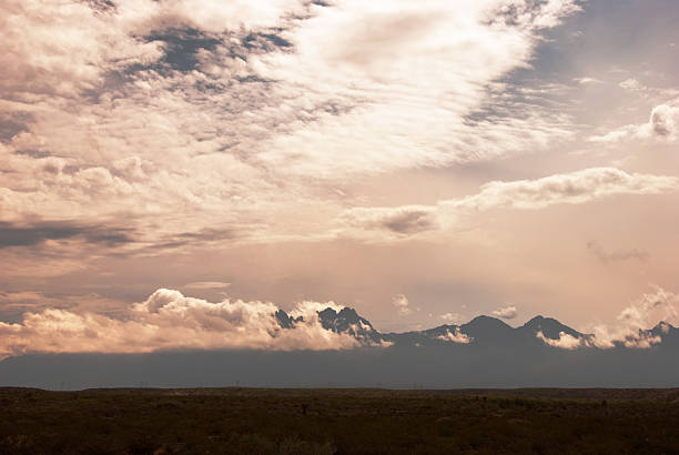 etéreo paisagem com nuvens perto de las cruces, novo méxico - new mexico landscape sky ethereal imagens e fotografias de stock