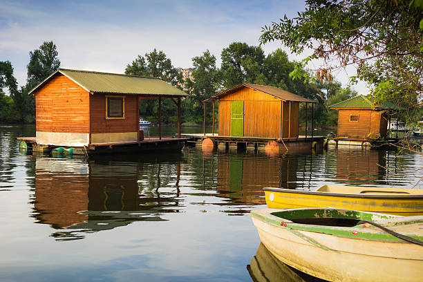 istock house on the water 471677915