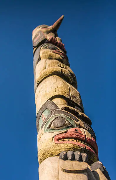 Photo of Tall totem pole clear blue sky