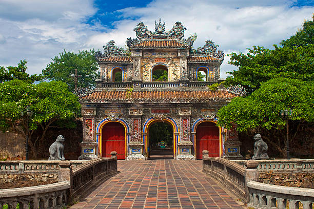 entrée à la citadelle de hué - hue photos et images de collection