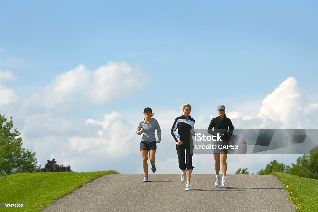 Mulheres corrida juntos em uma rua privativa - Foto de stock de Adulto royalty-free