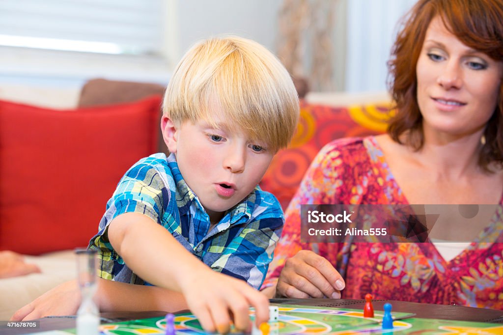 Fallen kleiner Junge seine nächste Spiel wechseln - Lizenzfrei 6-7 Jahre Stock-Foto