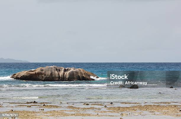 Anse Grave Playa Durante La Marea Baja Isla De La Digue Seychelles Foto de stock y más banco de imágenes de Agua