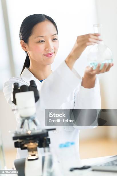 Foto de Cientista Sorrindo Enquanto Análise Química Solução e mais fotos de stock de Descoberta