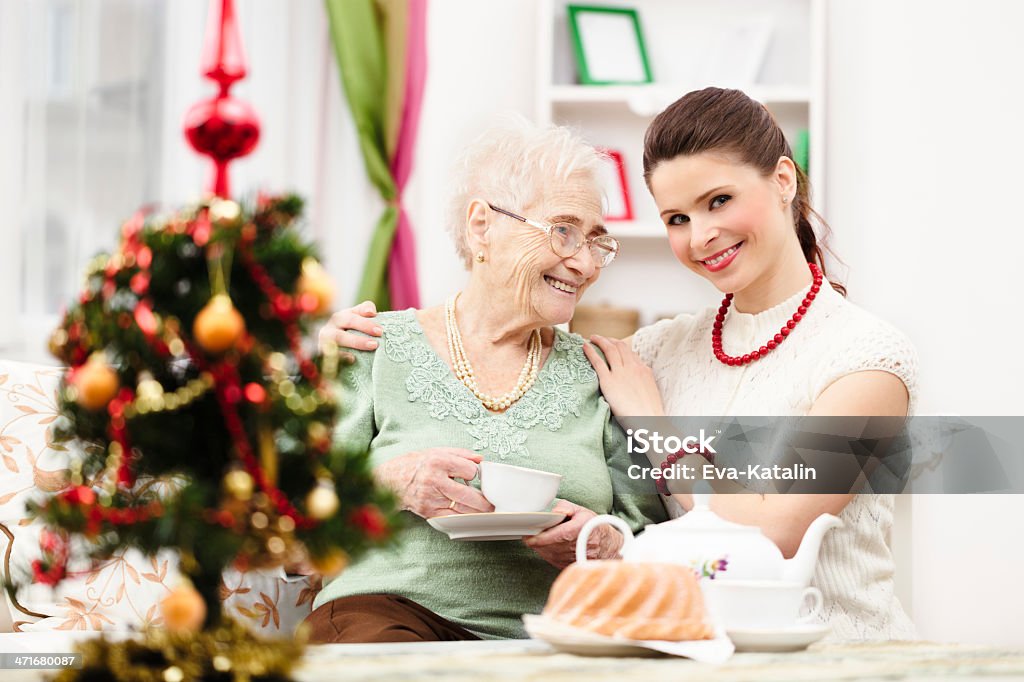 Бабушка и внучка - Стоковые фото Рождество роялти-фри