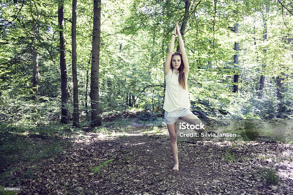 Menina adolescente na floresta prática de ioga - Royalty-free 16-17 Anos Foto de stock