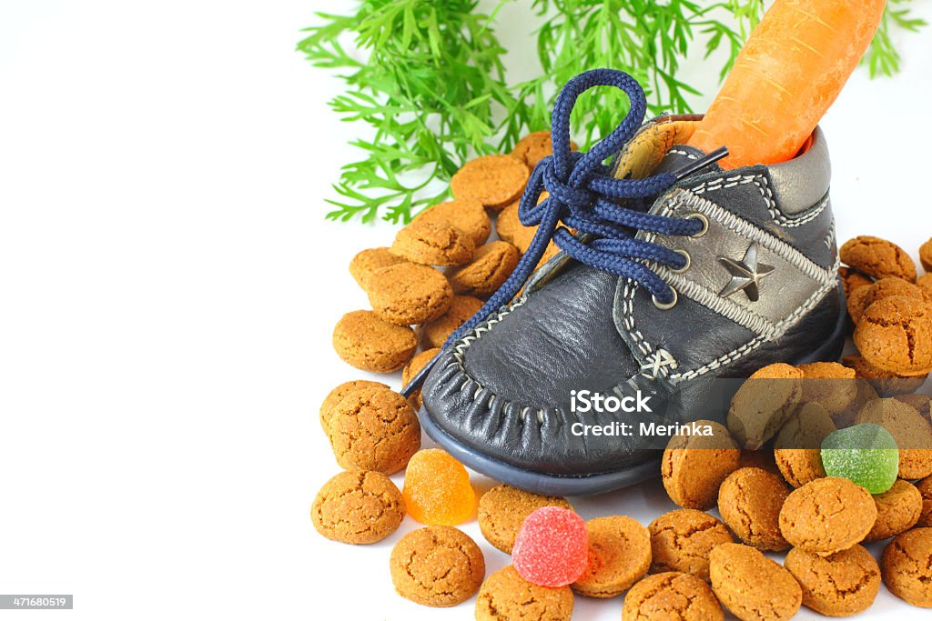 お子様用の靴にニンジン voor Sinterklaas と pepernoten - おやつのロイヤリティフリーストックフォト