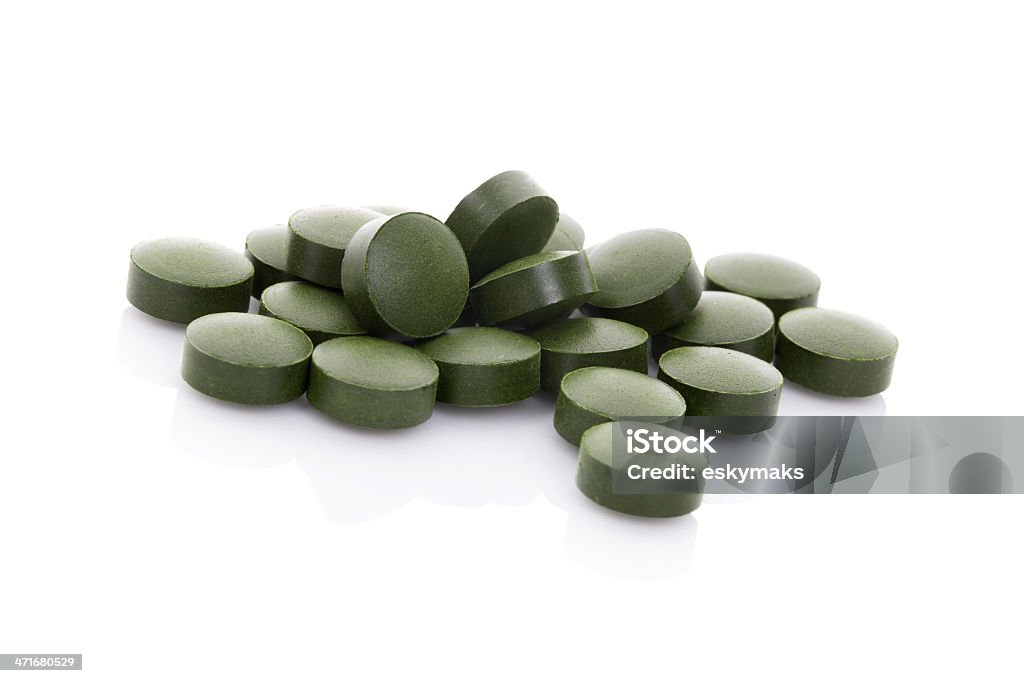 Зеленый таблетки изолированные на белом фоне. - Стоковые фото Альтернативная медицина роялти-фри
