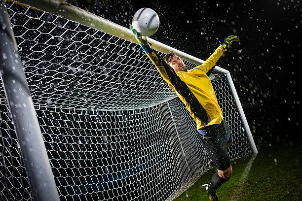 saut de ballon de football-gardien de but - penalty shot photos et images de collection