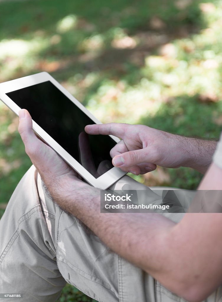 Hombre usando tableta digital en exteriores. - Foto de stock de Accesibilidad libre de derechos