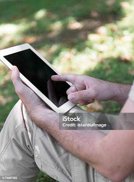 Hombre Usando Tableta Digital En Exteriores Foto de stock y más banco de imágenes de Accesibilidad - Accesibilidad, Adulto, Adulto joven