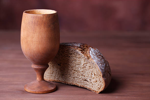 потир вино и хлеб - communion table стоковые фото и изображения