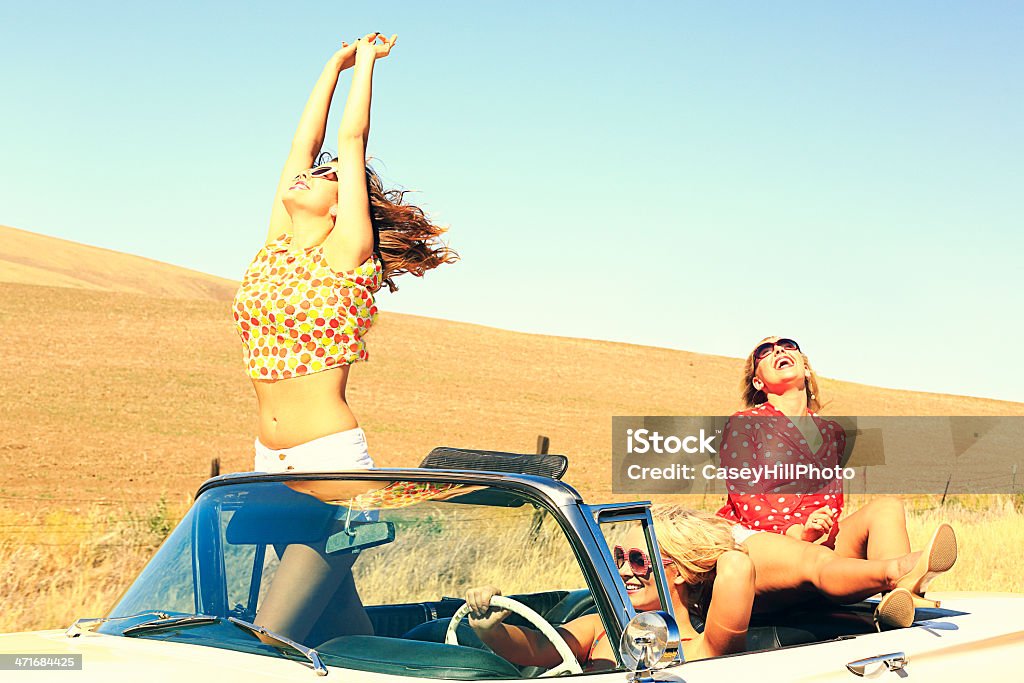 Party Girls on the Road - Royalty-free Estilo moderno de meados do século Foto de stock