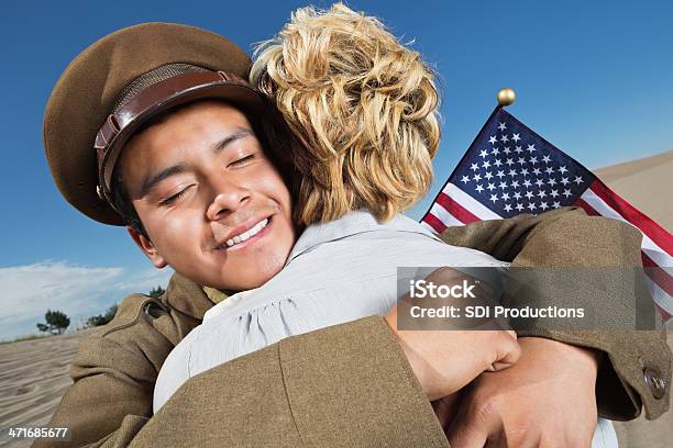 Veterano De Guerraa Ser Saudado Casa Do Cônjuge - Fotografias de stock e mais imagens de Abraçar - Abraçar, Alívio, Amor