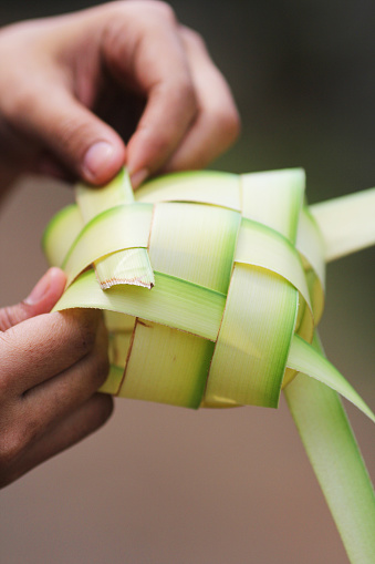 Tradition to welcome Idul Fitri in Indonesia, people make ketupat of woven palm leaves in a diamond. here's how.