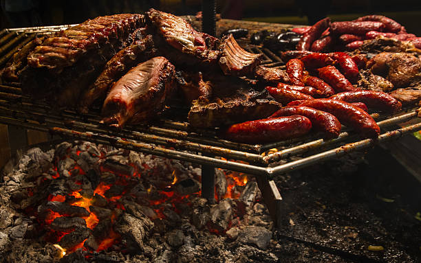 beleuchtete grill-fleisch vom parrilla encendida con carne - apilados stock-fotos und bilder