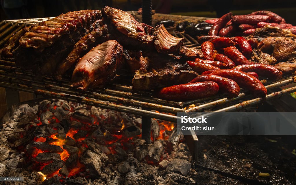Iluminado grelha de carne parrilla encendida con carne - Royalty-free Amontoar Foto de stock