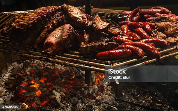 Iluminado Grelha De Carne Parrilla Encendida Con Carne - Fotografias de stock e mais imagens de Amontoar