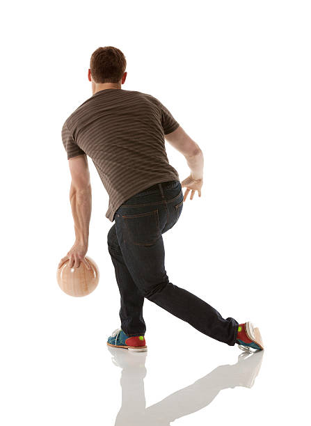 vue arrière du jeune homme de bowling - bowling isolated sportsman vertical photos et images de collection