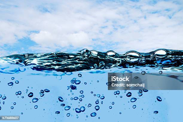 Onda De Água Sobre O Fundo Do Céu - Fotografias de stock e mais imagens de Ao Ar Livre - Ao Ar Livre, Azul, Bolha - Estrutura Física