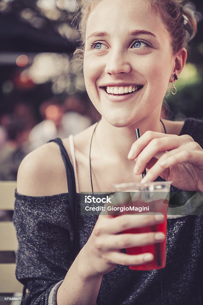 Ragazza adolescente bere il caffè all'aperto - Foto stock royalty-free di Ambientazione esterna