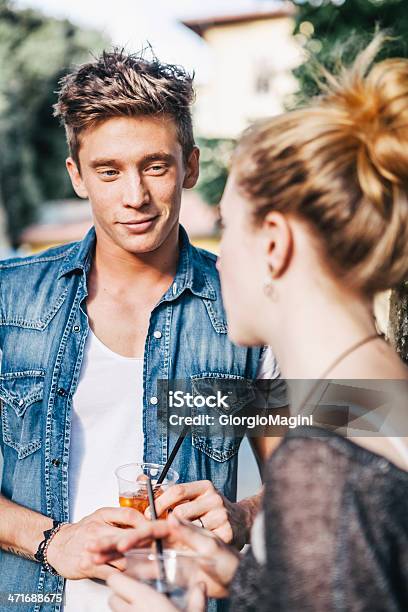 Casal Adolescente Cortejar No Café Ao Ar Livre - Fotografias de stock e mais imagens de Aperitivo - Aperitivo, Duas Pessoas, Falar