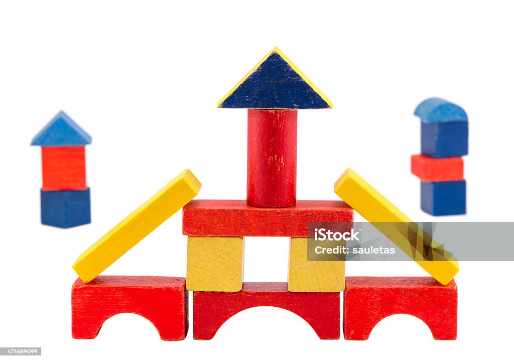 Madeira de construção de tijolos de brinquedo colorido em branco - Foto de stock de Amontoamento royalty-free