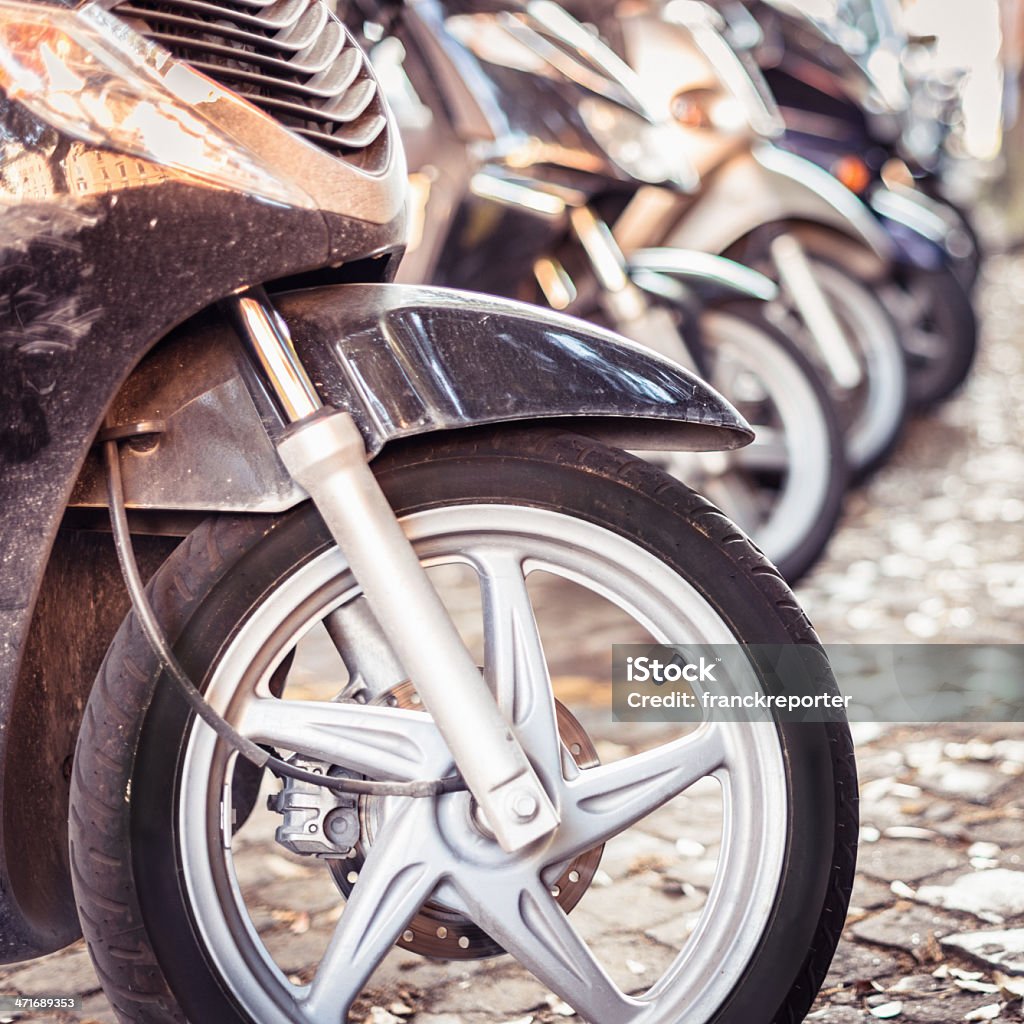 Estacionar ciclomotor en Roma - Foto de stock de Aparcamiento libre de derechos