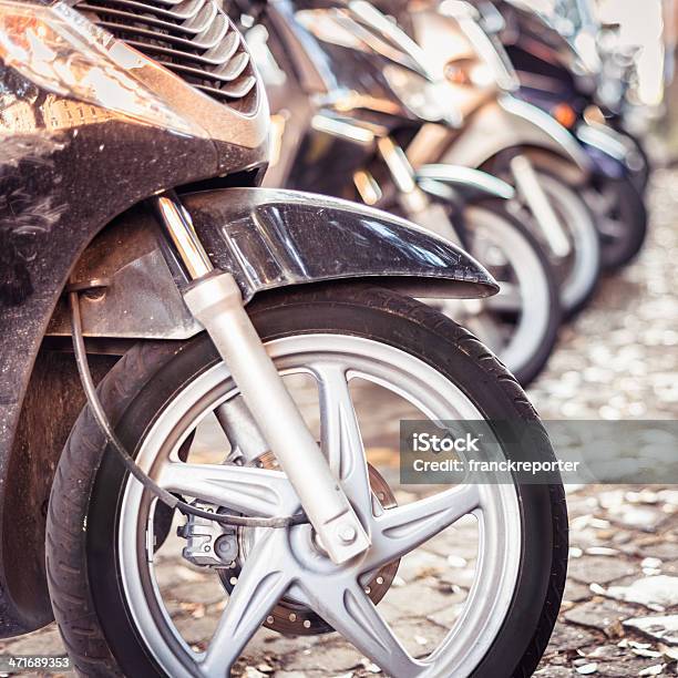 Parcheggiate Motorino A Roma - Fotografie stock e altre immagini di In fila - In fila, Motorino, Parcheggiare