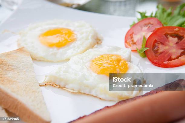 Huevos Y Tocino Foto de stock y más banco de imágenes de Alimentos cocinados - Alimentos cocinados, Blanco - Color, Ciudad pequeña estadounidense
