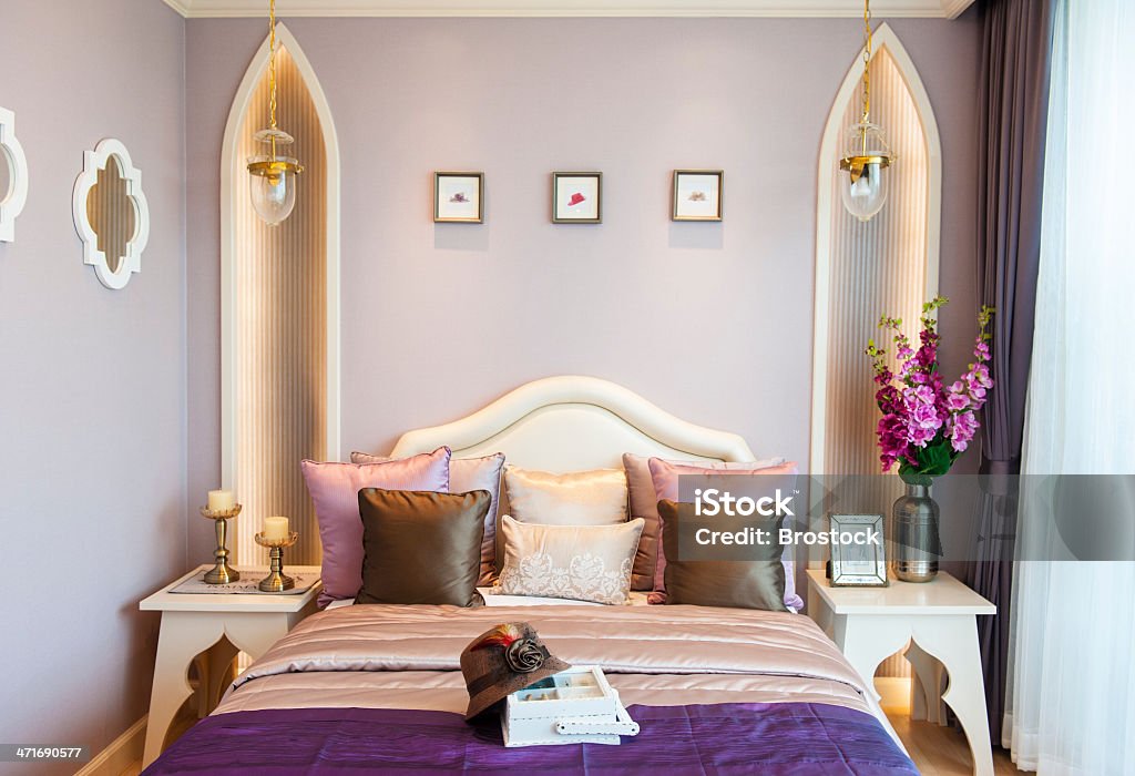 Camera da letto suite con colore viola - Foto stock royalty-free di Camera d'albergo