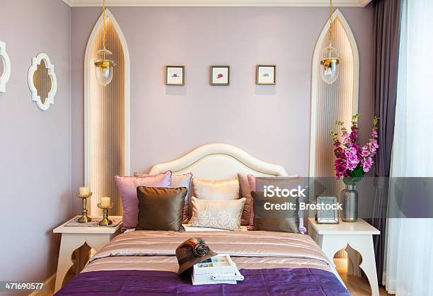 Camera Da Letto Suite Con Colore Viola - Fotografie stock e altre immagini di Camera d'albergo - Camera d'albergo, Lusso, Affari finanza e industria