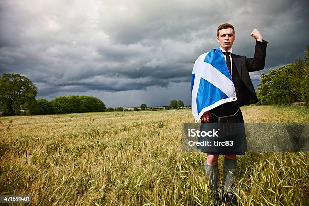 Orgoglioso Scotsman In Cornfield Con Kilt E Decusse - Fotografie stock e altre immagini di Kilt