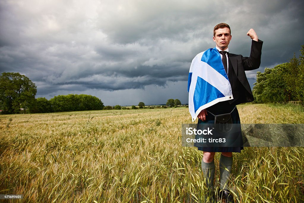 Гордая шотландца в cornfield с Килт и Салтир - Стоковые фото Килт роялти-фри