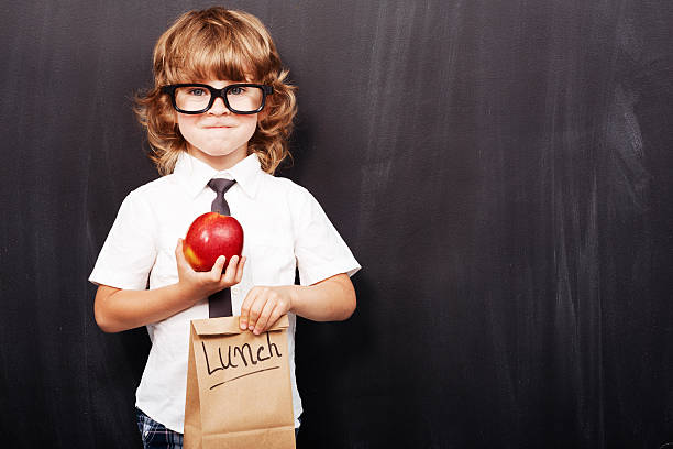 vuelta a la escuela - packed lunch lunch paper bag blackboard fotografías e imágenes de stock