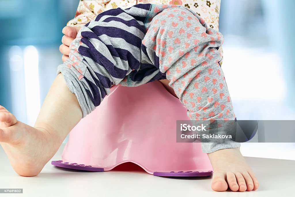 Children's Beine hängen sie von einer Kammer-pot - Lizenzfrei Töpfchentraining Stock-Foto