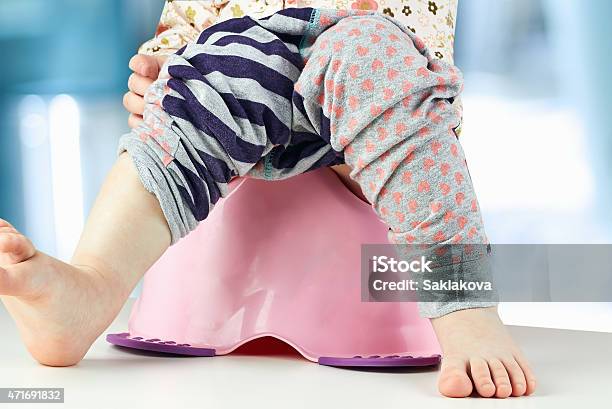 Childrens Beine Hängen Sie Von Einer Kammerpot Stockfoto und mehr Bilder von Töpfchentraining - Töpfchentraining, Kleinstkind, Töpfchen