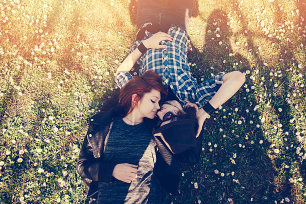 십대 커플입니다 누워있기 유클리드의 잔디 - face to face teenage couple teenager couple 뉴스 사진 이미지