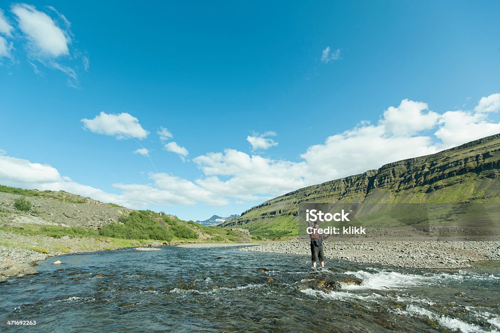 Flyfisherman casting - Zbiór zdjęć royalty-free (Aktywny tryb życia)