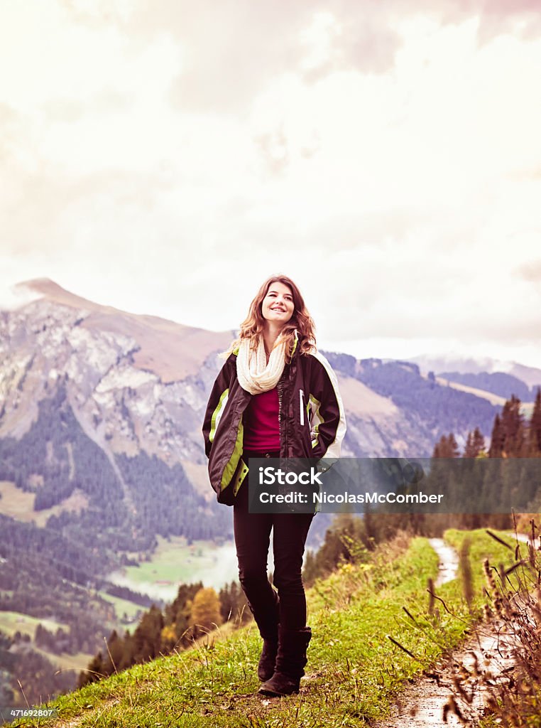 Otoño Promenade en alpes suizos - Foto de stock de 20 a 29 años libre de derechos
