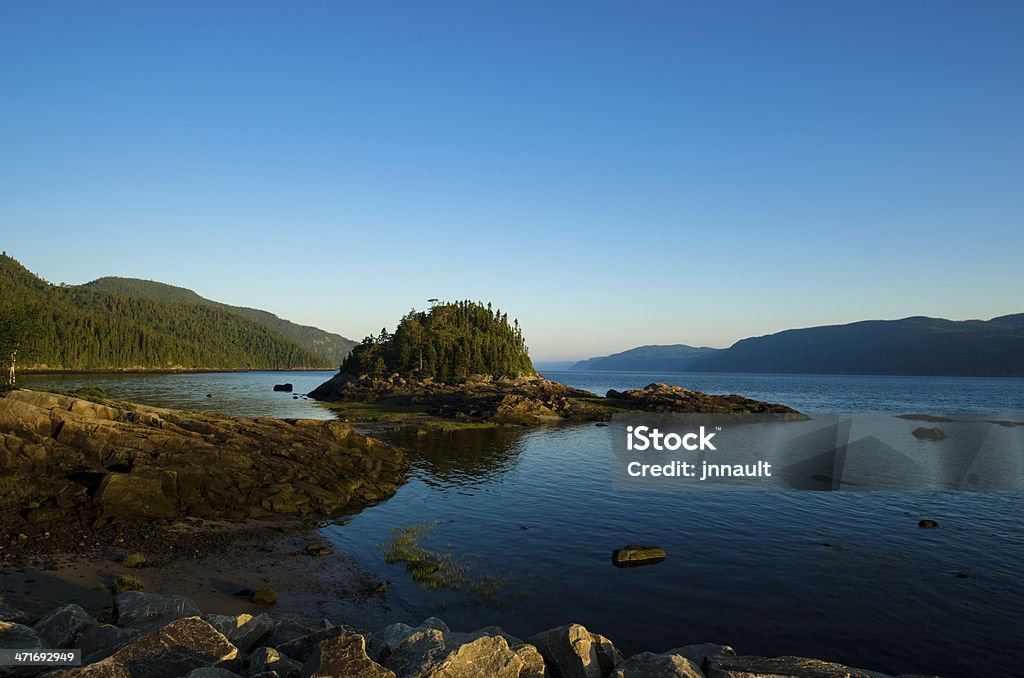 Fiordo Sagenay, Quebec, Canadá-Vista al río, al lago, el bosque, cielo dramático - Foto de stock de Saguenay libre de derechos