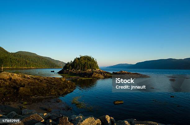 Fiordo Sagenay Quebec Canada Lake River Foresta Cielo Minaccioso - Fotografie stock e altre immagini di Saguenay