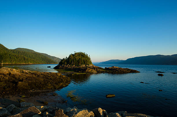 sagenay fiorde, quebec, canadá, o rio, do lago, da floresta, céu dramático - saguenay - fotografias e filmes do acervo