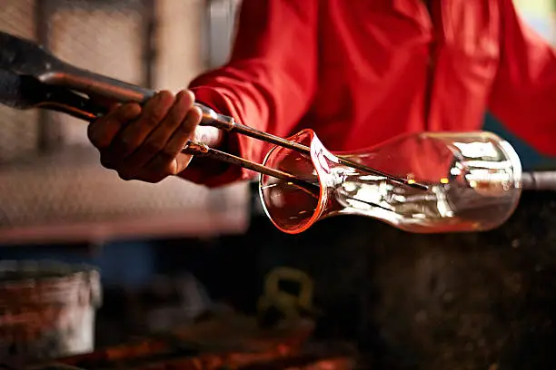 Cropped shot of a glassblower making a glass producthttp://195.154.178.81/DATA/i_collage/pu/shoots/795699.jpg
